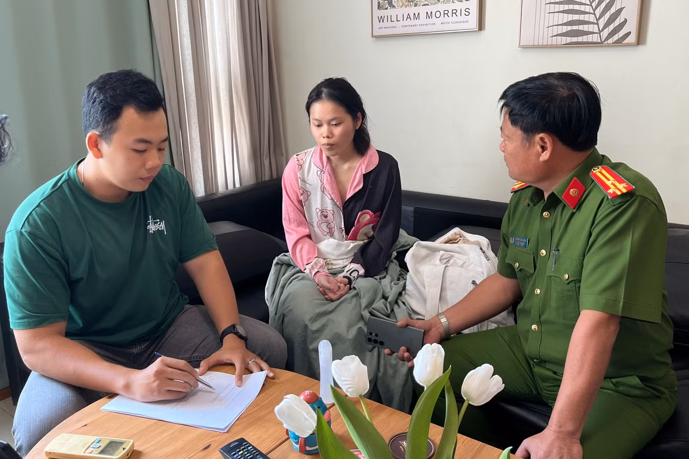 Cơ quan công an lấy lời khai ban đầu đối với Phạm Huỳnh Nhật Vi. Cơ quan công an lấy lời khai ban đầu đối với Phạm Huỳnh Nhật Vi.