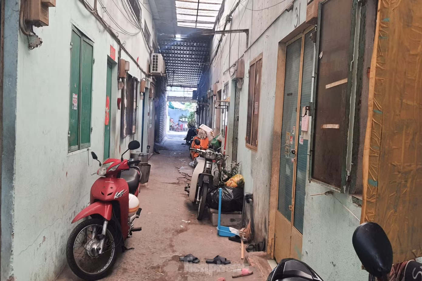 Dãy phòng trọ mẹ con chị Chi sinh sống. Ảnh: Hoàng Thuận. Dãy phòng trọ mẹ con chị Chi sinh sống. Ảnh: Hoàng Thuận.