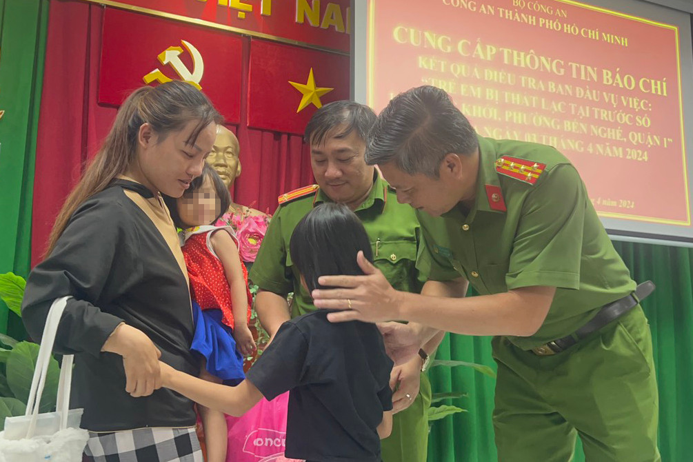 Chị Chi gặp lại 2 con gái chiều 8/4. Ảnh: H.T.