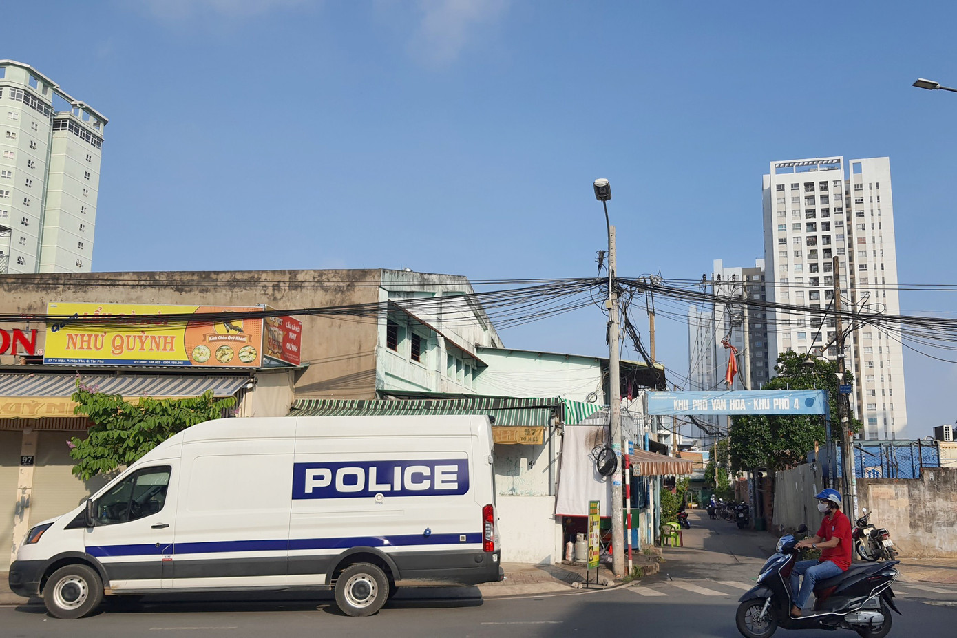 Xe của lực lượng chức năng có mặt tại hiện trường (Ảnh: Hoàng Thuận).