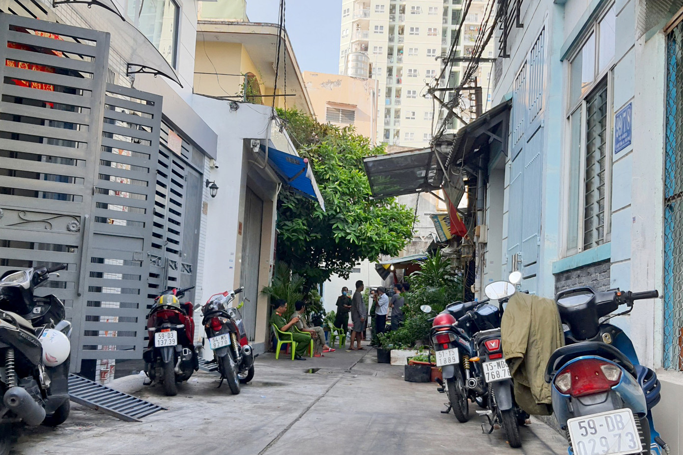 Công an có mặt tại căn nhà xảy ra cháy (Ảnh: Hoàng Thuận).