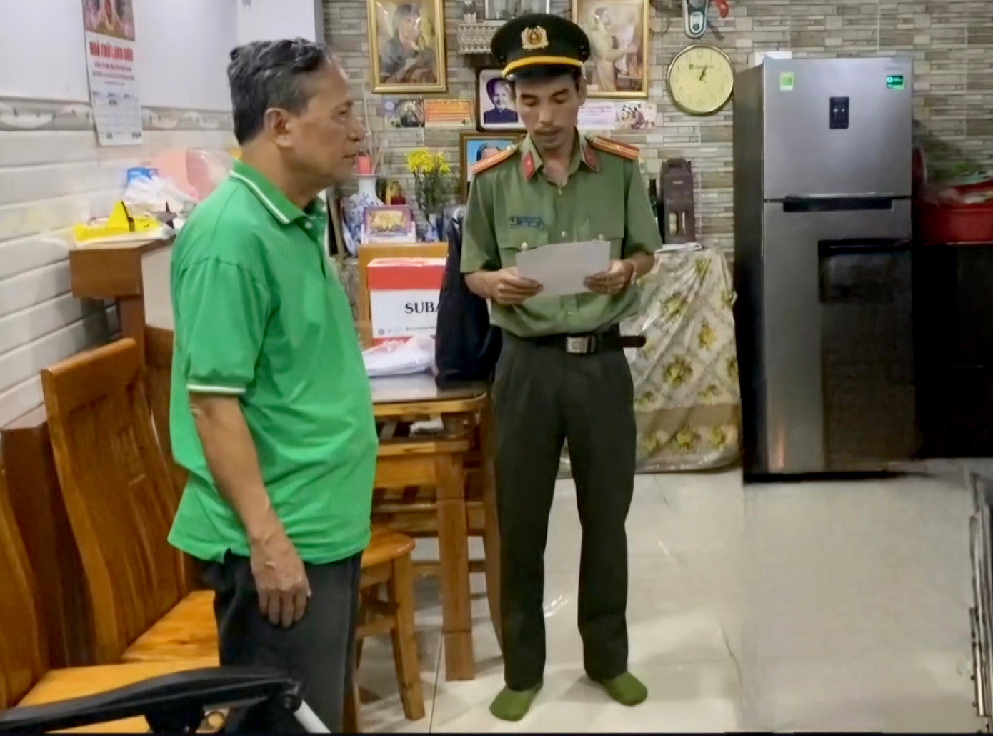 Cơ quan điều tra tống đạt các quyết định đối với Trần Văn Linh. Ảnh: Công an cung cấp.