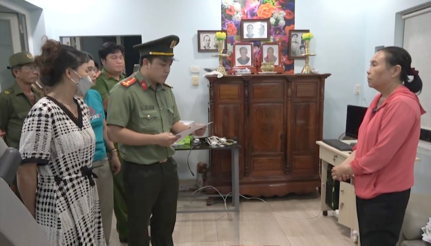 Cơ quan điều tra tống đạt các quyết định đối với Nguyễn Thị Hường. Ảnh: Công an cung cấp.