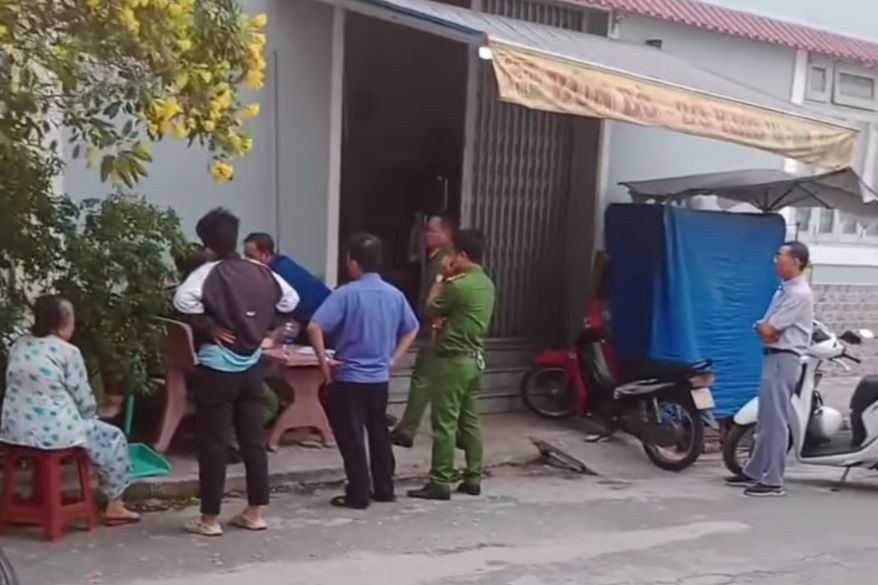 Cơ quan công an lấy lời khai những người có mặt tại hiện trường. Cơ quan công an lấy lời khai những người có mặt tại hiện trường.