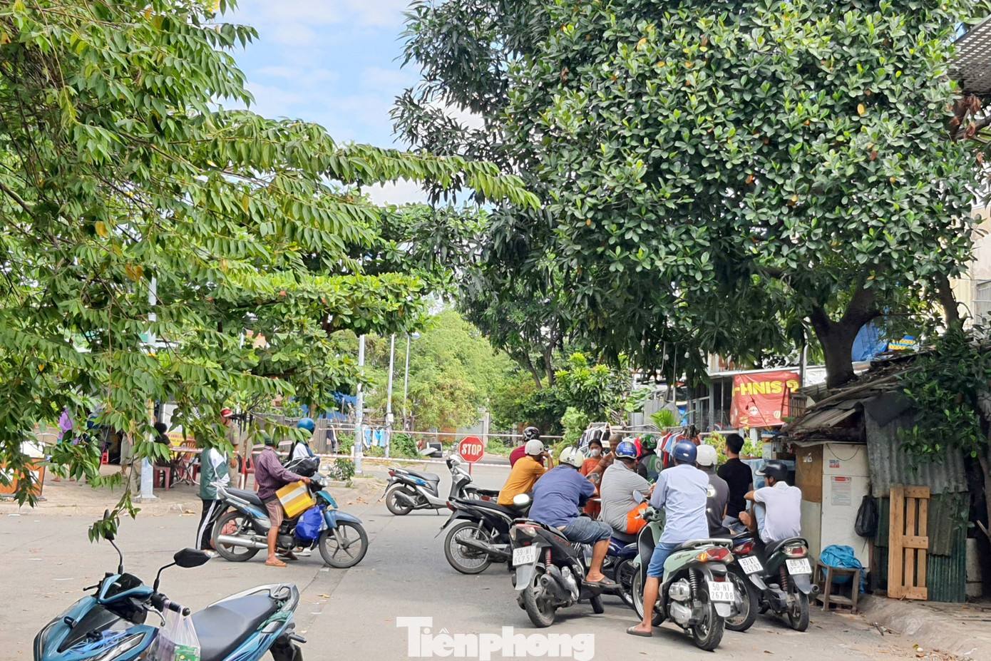 Người dân hiếu kì tập trung theo dõi (Ảnh: Hoàng Thuận).