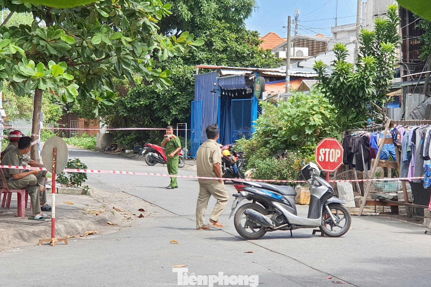 Lực lượng chức năng phong tỏa lối vào con hẻm phát hiện thi thể phụ nữ (Ảnh: Hoàng Thuận).