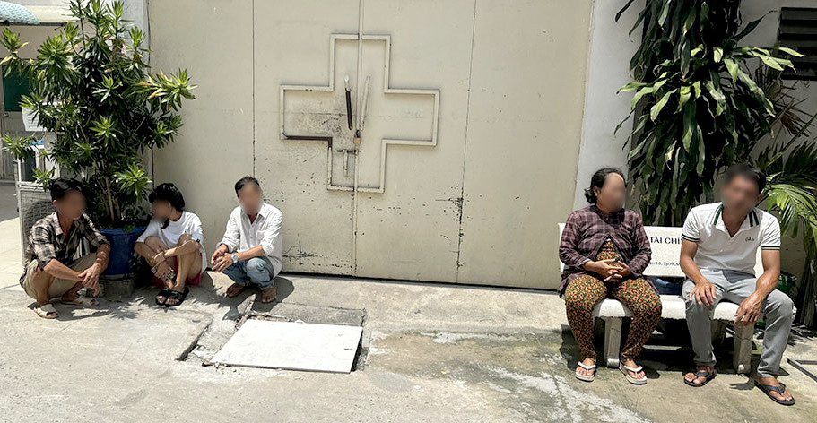 Gia đình anh L. túc trực tại bệnh viện để chờ đưa thi thể chị H. về quê mai táng. Gia đình anh L. túc trực tại bệnh viện để chờ đưa thi thể chị H. về quê mai táng.