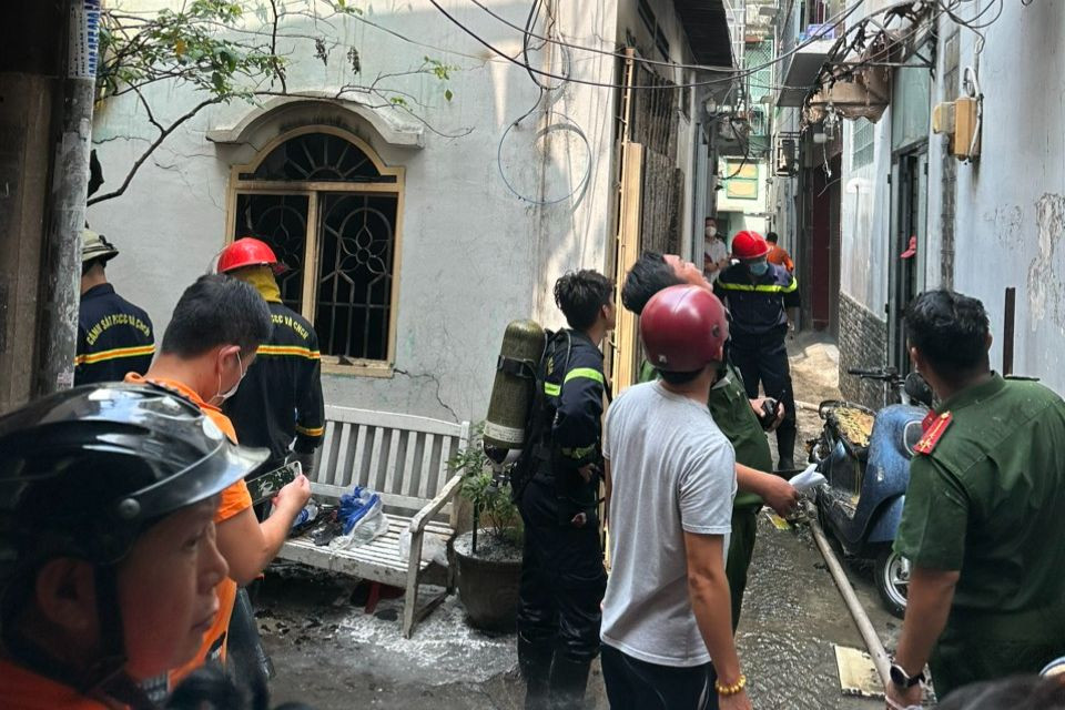 Lực lượng chức năng có mặt tại căn nhà xảy ra hỏa hoạn. Ảnh: A.X.