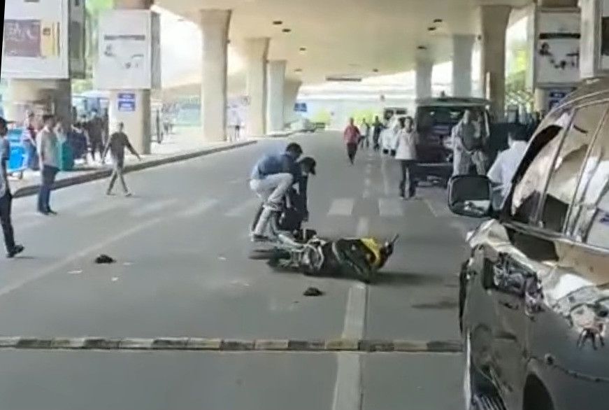 Lực lượng an ninh khống chế hai thiếu niên đi xe máy vào ga quốc tế sân bay Tân Sơn Nhất. Ảnh cắt từ clip.