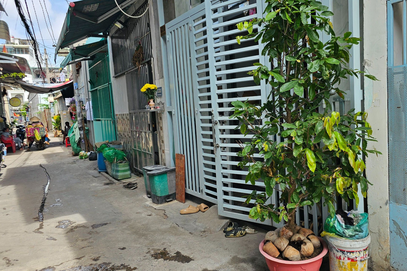 Con hẻm dẫn vào ngôi nhà xảy ra vụ việc.