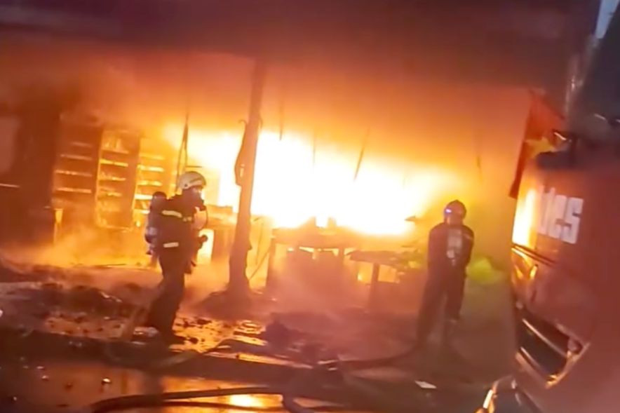 Lửa bao trùm cửa hàng điện thoại.