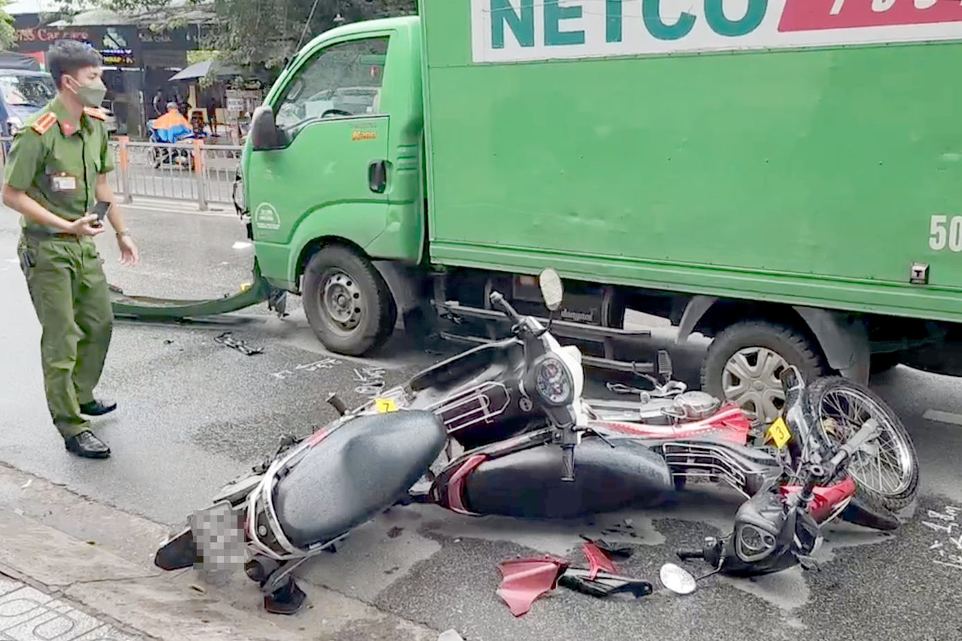 Công an có mặt khám nghiệm hiện trường. Ảnh: A.X.