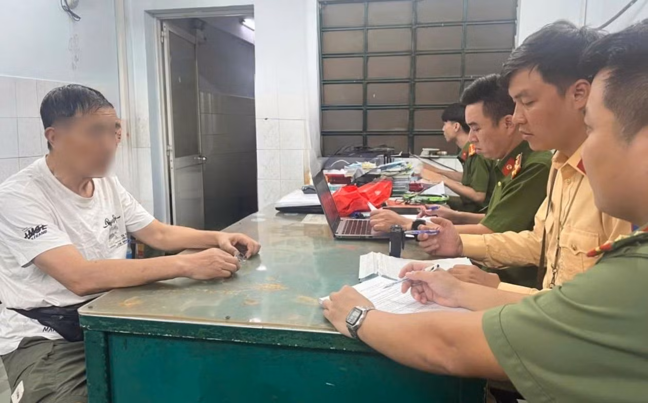 Lực lượng chức năng làm việc với người đàn ông điều khiển vali điện trên đường. Ảnh: PC08. Lực lượng chức năng làm việc với người đàn ông điều khiển vali điện trên đường. Ảnh: PC08.