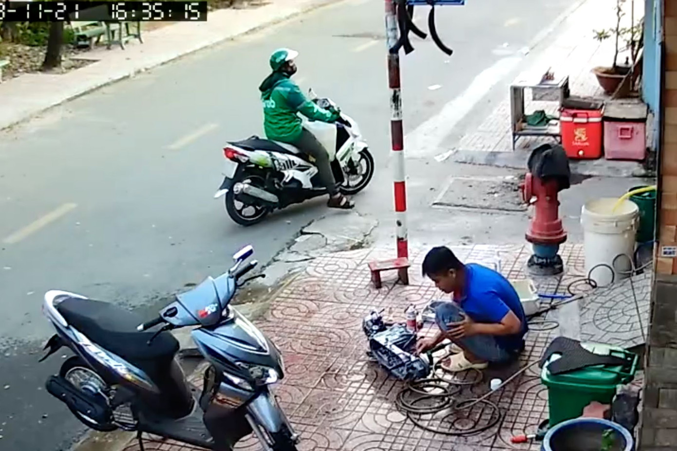 Hình ảnh nghi phạm chở theo can nhựa chứa xăng đến nhà nạn nhân. Ảnh cắt từ clip.