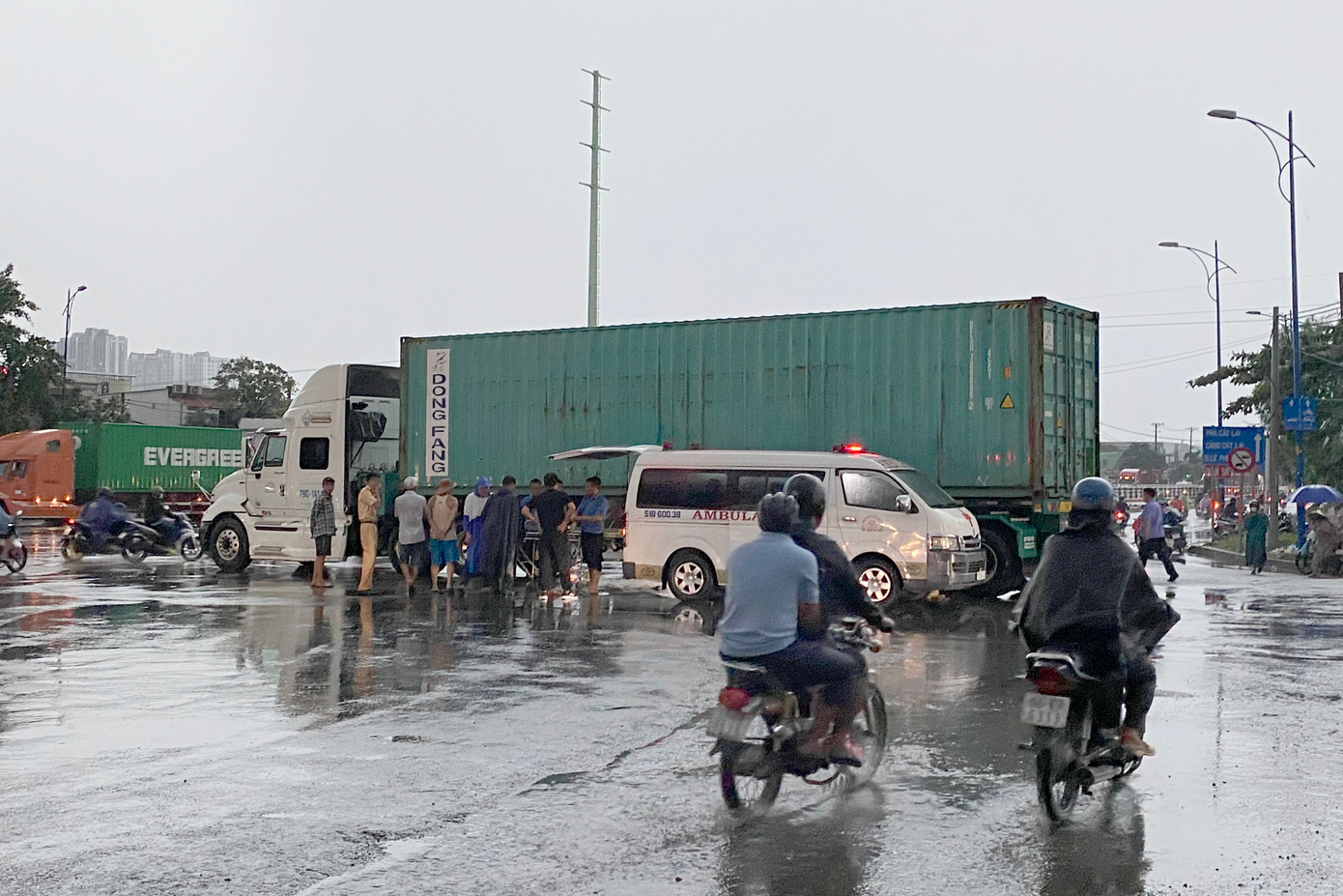 Xe cứu thương đưa thi thể hai mẹ con đi nơi khác (Ảnh: A.X.). Xe cứu thương đưa thi thể hai mẹ con đi nơi khác (Ảnh: A.X.).