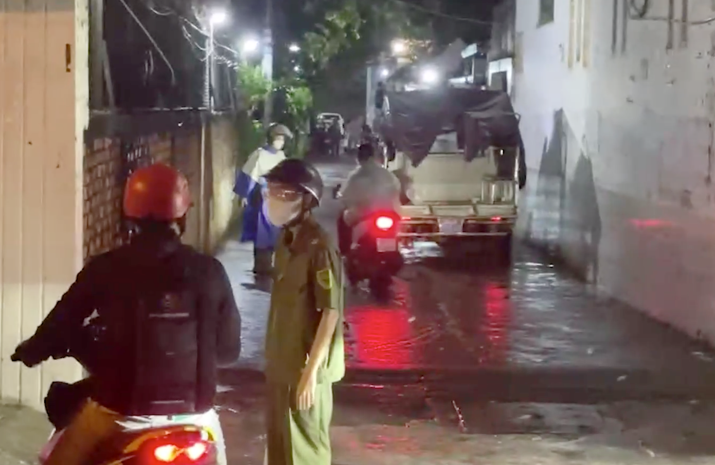 Lực lượng chức năng phong tỏa con hẻm nơi xảy ra vụ việc. Ảnh: C.A. Lực lượng chức năng phong tỏa con hẻm nơi xảy ra vụ việc. Ảnh: C.A.