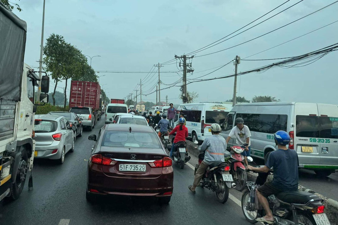 Giao thông qua khu vực bị ùn ứ kéo dài. Giao thông qua khu vực bị ùn ứ kéo dài.