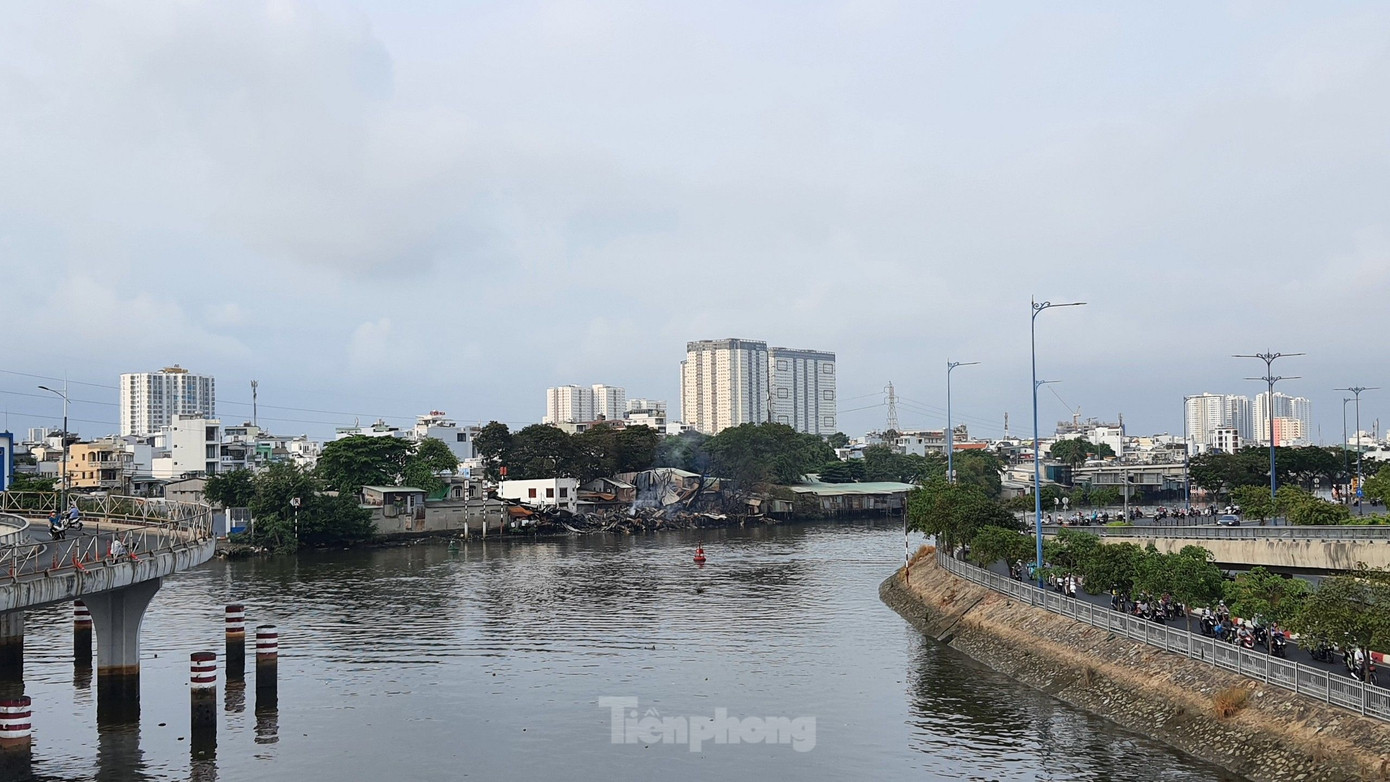 Vị trí xảy ra cháy nằm sát kênh Tàu Hủ. Ảnh: Hoàng Thuận.