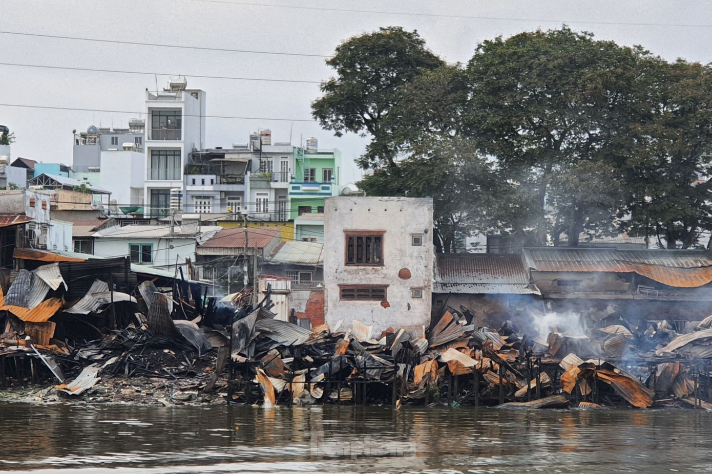 Khói trắng âm ỉ bốc lên từ đám cháy. Ảnh: Hoàng Thuận.