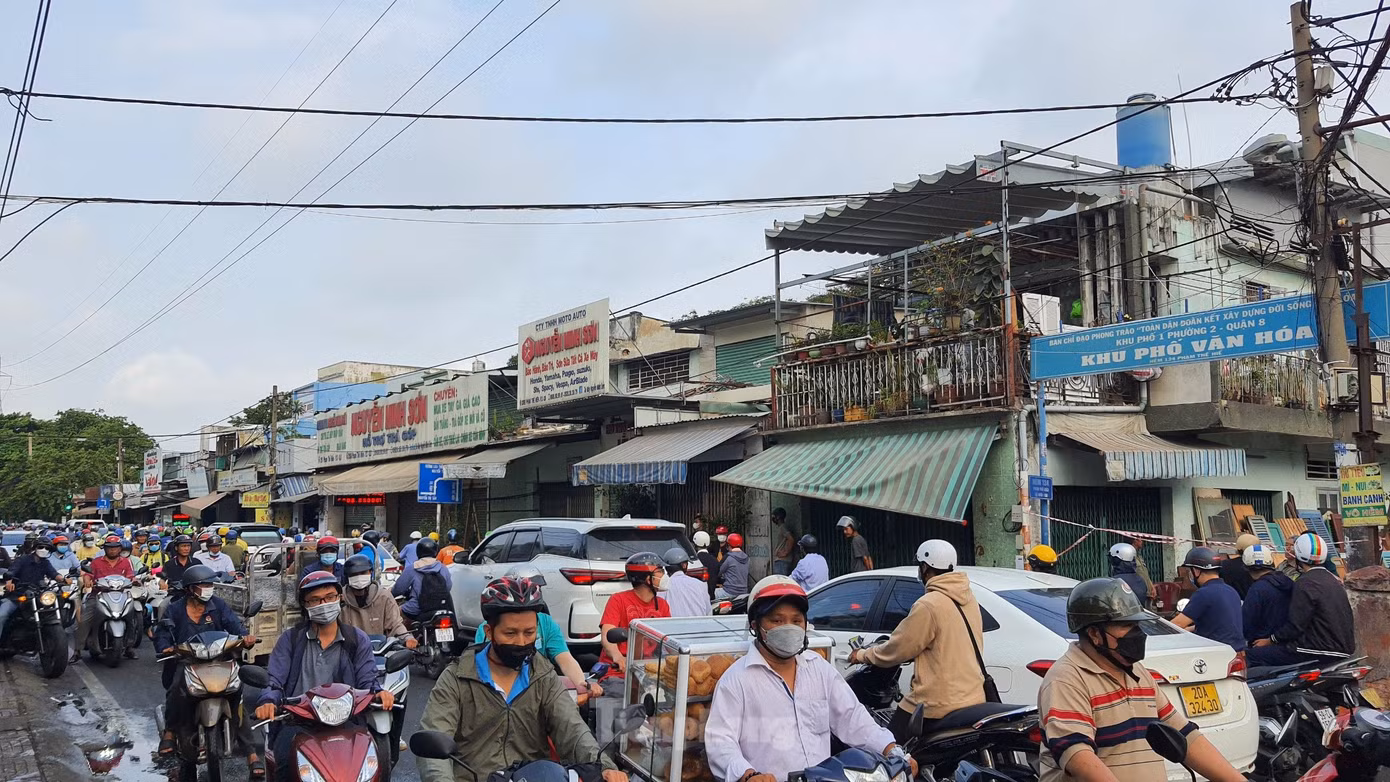Giao thông qua khu vực bị ùn ứ. Ảnh: Hoàng Thuận.