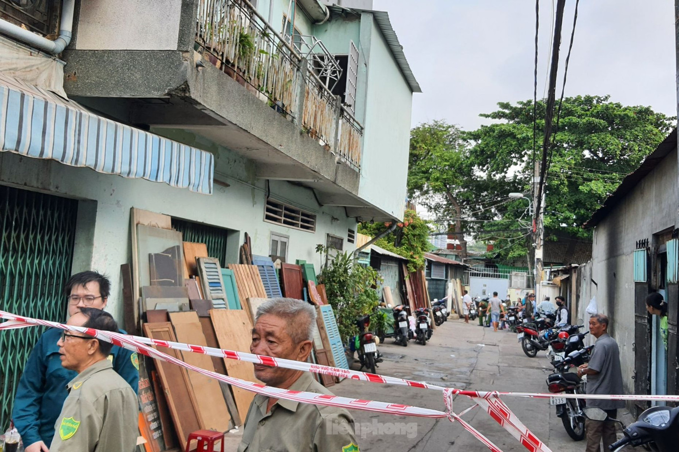 Con hẻm dẫn vào hiện trường được phong tỏa. Ảnh: Hoàng Thuận.