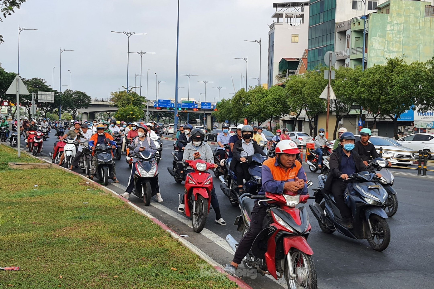 Người dân dừng xe trên đường Võ Văn Kiệt để quan sát. Ảnh: Hoàng Thuận.