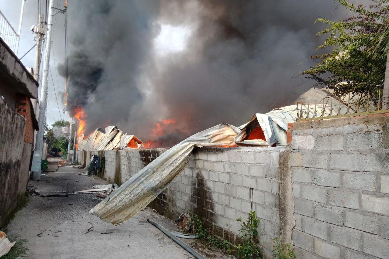 Mái tôn xưởng gỗ đổ sập do sức nóng (Ảnh: A.X.). Mái tôn xưởng gỗ đổ sập do sức nóng (Ảnh: A.X.).