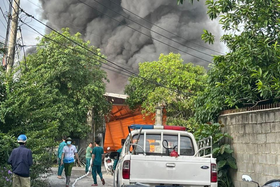 Xưởng gỗ xảy ra hỏa hoạn (Ảnh: A.X.). Xưởng gỗ xảy ra hỏa hoạn (Ảnh: A.X.).