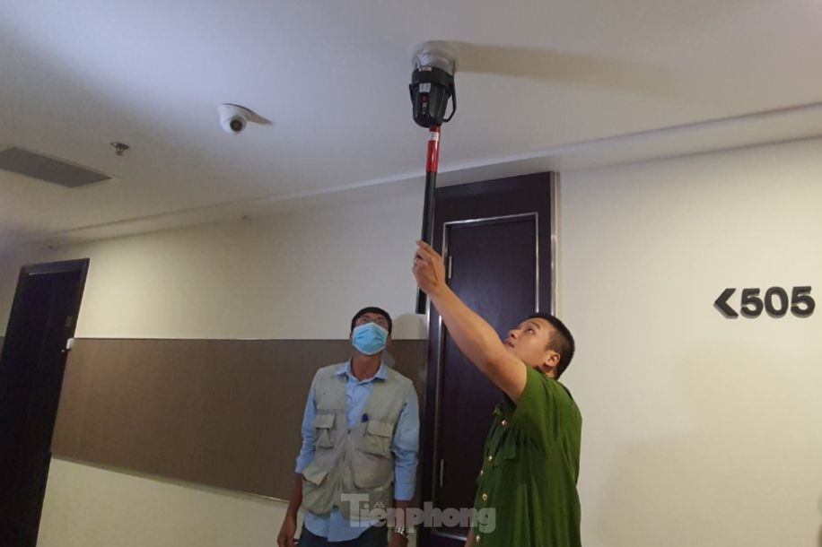 Lực lượng chức năng kiểm tra thiết bị báo cháy tại cơ sở cho thuê phòng ở TP Thủ Đức. Ảnh: Hoàng Thuận Lực lượng chức năng kiểm tra thiết bị báo cháy tại cơ sở cho thuê phòng ở TP Thủ Đức. Ảnh: Hoàng Thuận