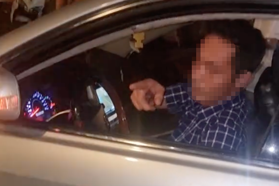 Hình ảnh tài xế ô tô say xỉn cự cãi với người dân được quay lại và lan truyền trên mạng xã hội. Ảnh cắt từ clip.