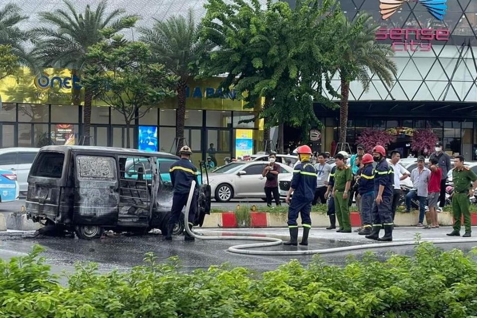 Lực lượng chữa cháy kịp thời có mặt dập tắt ngọn lửa.