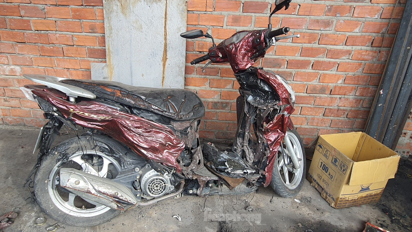 Xe máy của cơ sở thu mua phế liệu bên cạnh bị cháy nhiều bộ phận. Ảnh: Hoàng Thuận.