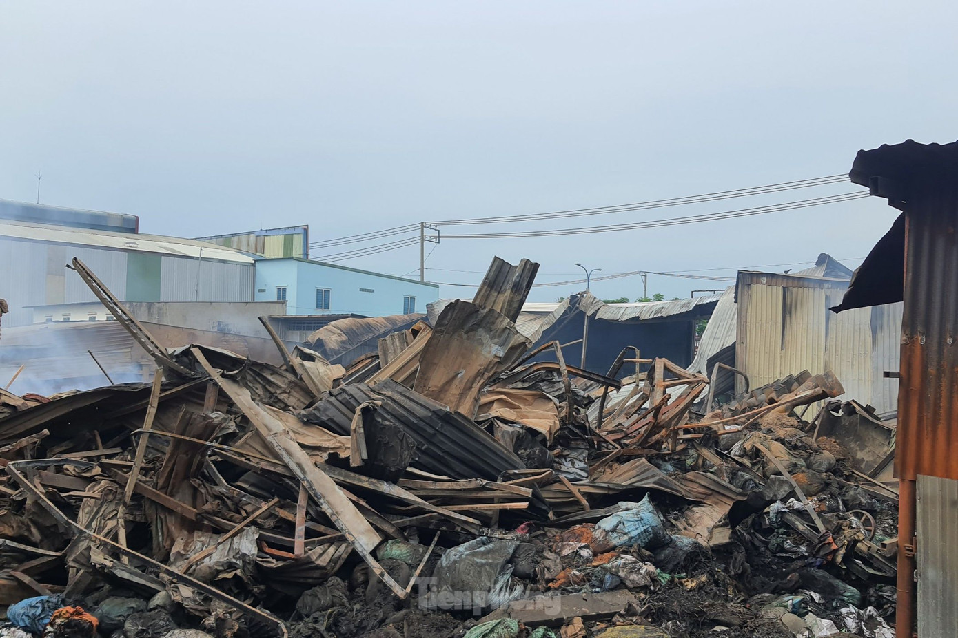 Nhà xưởng của cơ sở bột nhang bị đổ sập. Ảnh Hoàng Thuận.