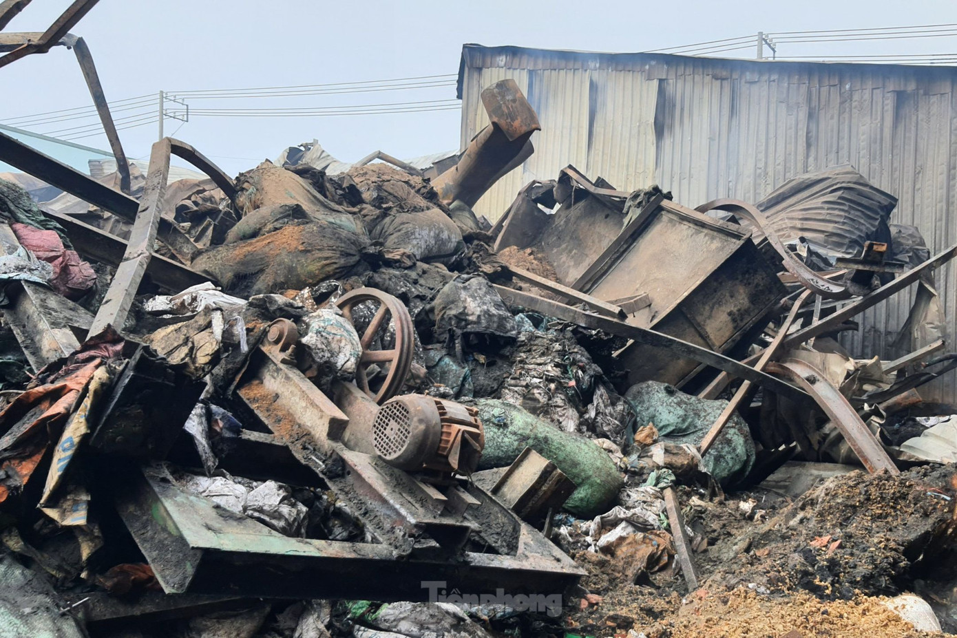 Máy móc và nguyên vật liệu bị hư hỏng nằm chồng lên nhau. Ảnh: Hoàng Thuận.