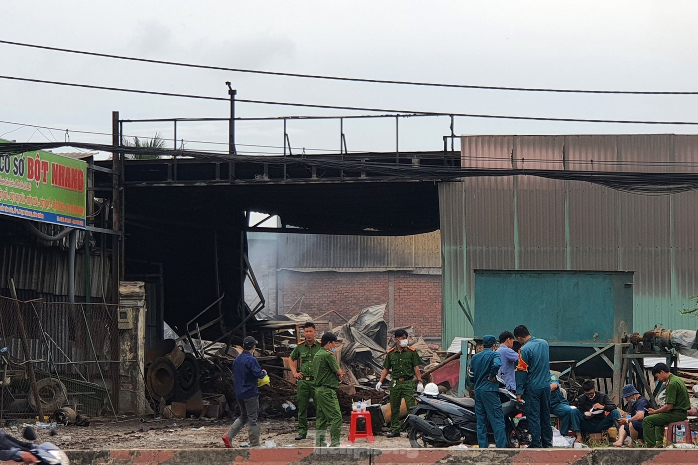 Lực lượng công an có mặt bảo vệ và khám nghiệm hiện trường. Ảnh: Hoàng Thuận.