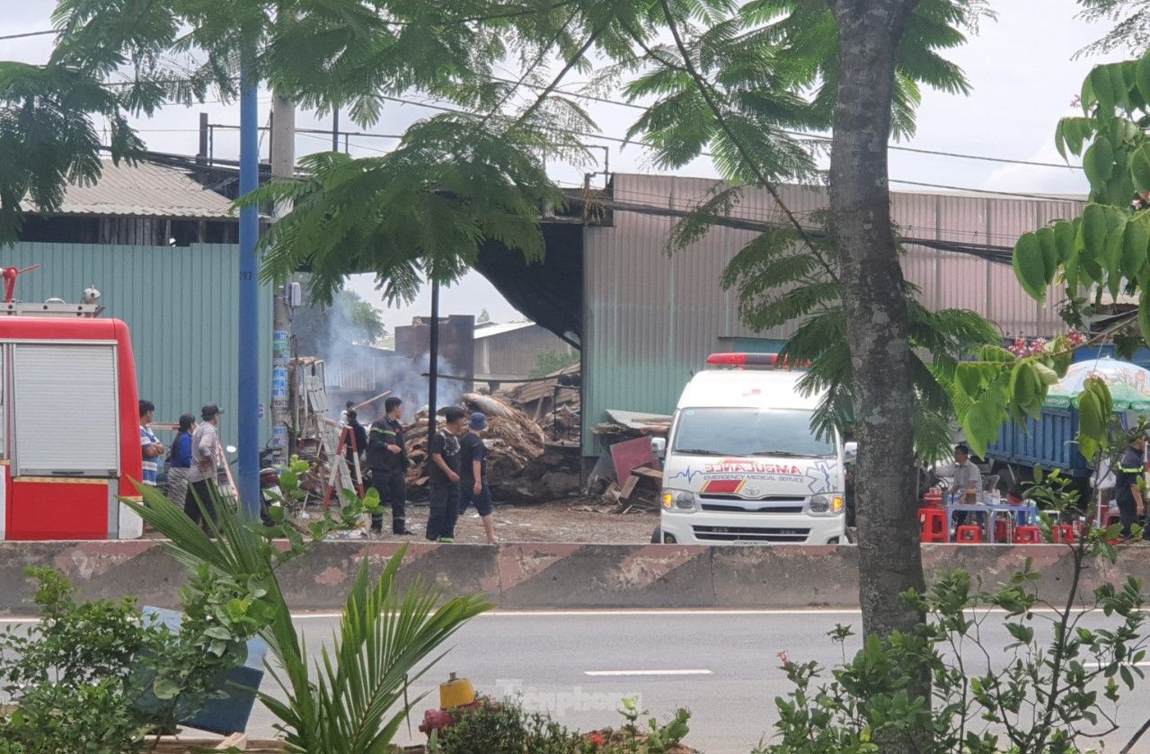 Xe cứu thương đưa thi thể nạn nhân rời khỏi hiện trường. Ảnh: Hoàng Thuận.