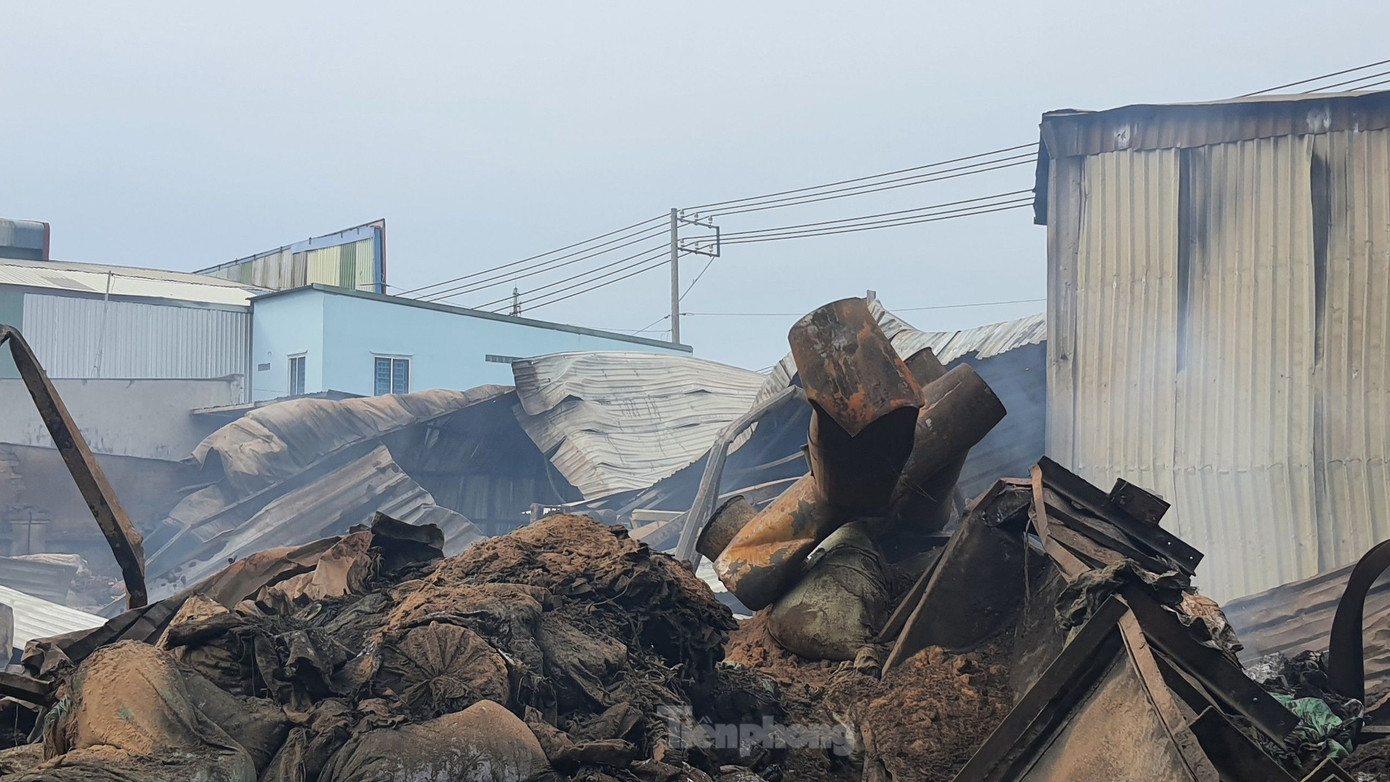 Mái tôn của cơ sở bột nhang bị biến dạng. Ảnh: Hoàng Thuận.