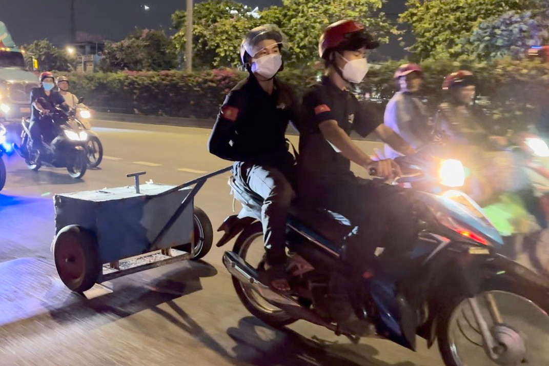 Các vật sắc nhọn, đinh nhọn sẽ được hút sạch khi xe hút đinh đi qua.