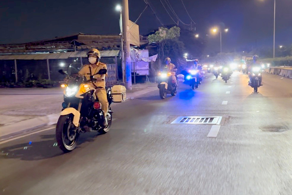 Lực lượng phối hợp hút đinh trên quốc lộ 1.