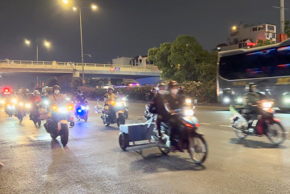 Hút đinh nhọn là hoạt động thường xuyên của lực lượng CSGT và đoàn viên, thanh niên quận 12.