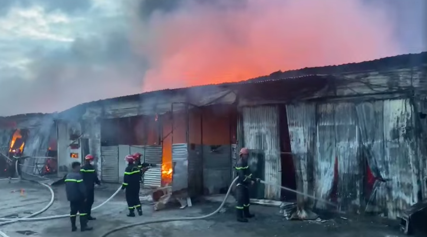 Lính cứu hỏa tiếp cận chữa cháy. Ảnh: H.T.