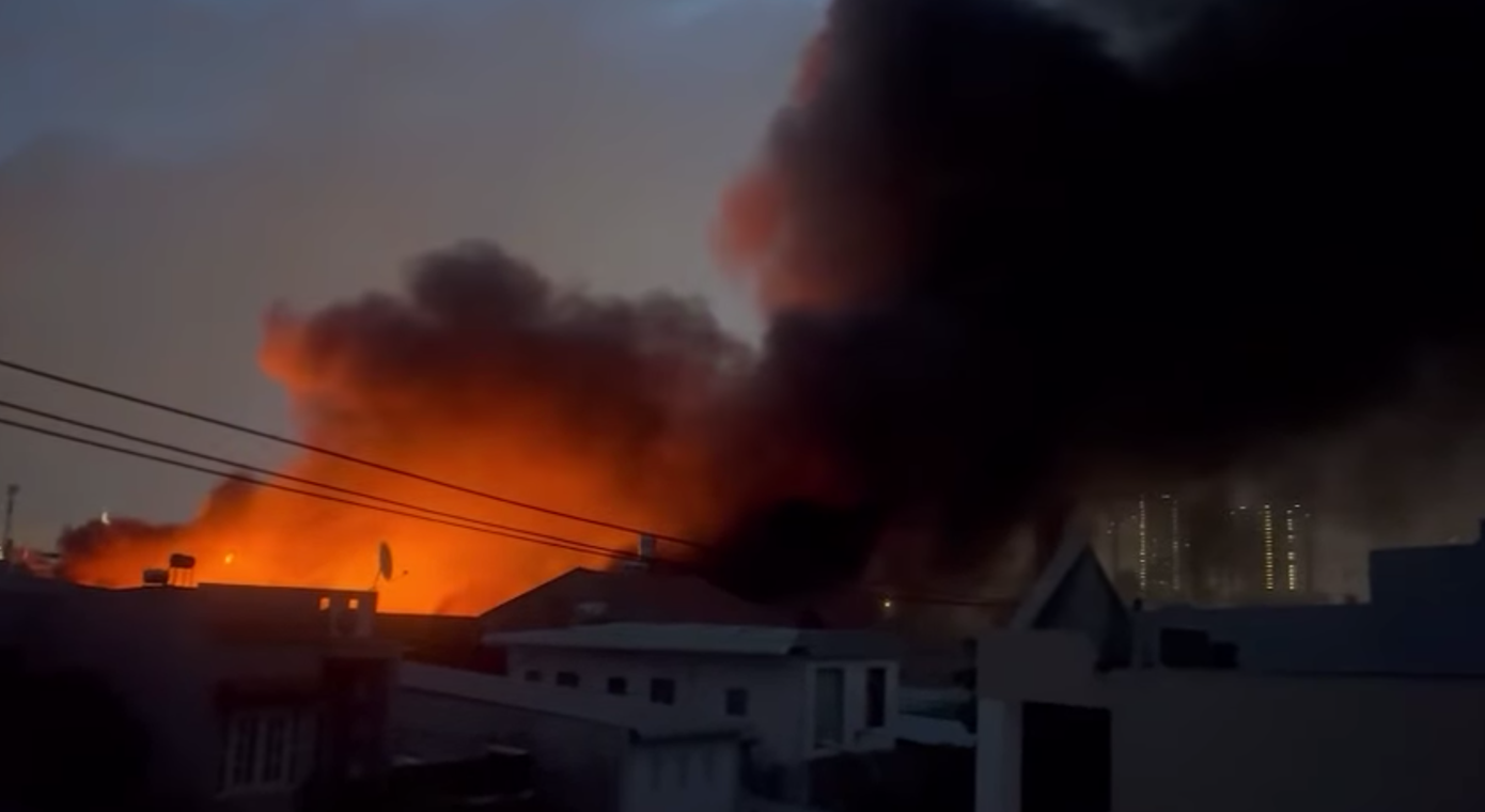 Đám cháy bùng lên lúc rạng sáng. Ảnh: H.T.