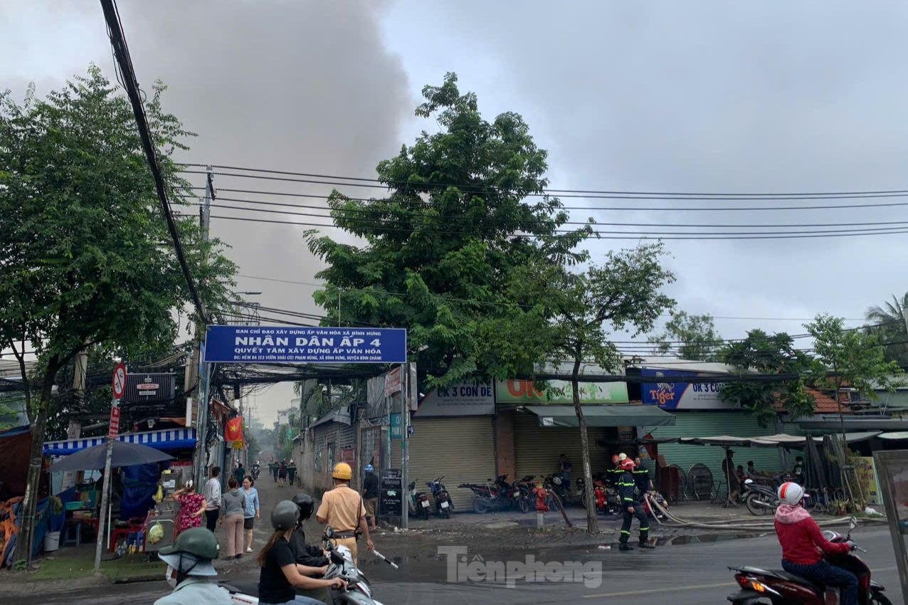 Lực lượng chức năng phong tỏa khu vực xảy ra cháy. Ảnh: Vân Sơn.