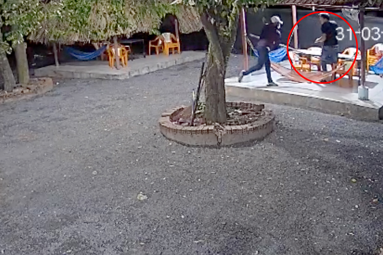 Anh P. bị một thanh niên dùng hung khí chém vào chân (Ảnh cắt từ clip). Anh P. bị một thanh niên dùng hung khí chém vào chân (Ảnh cắt từ clip).