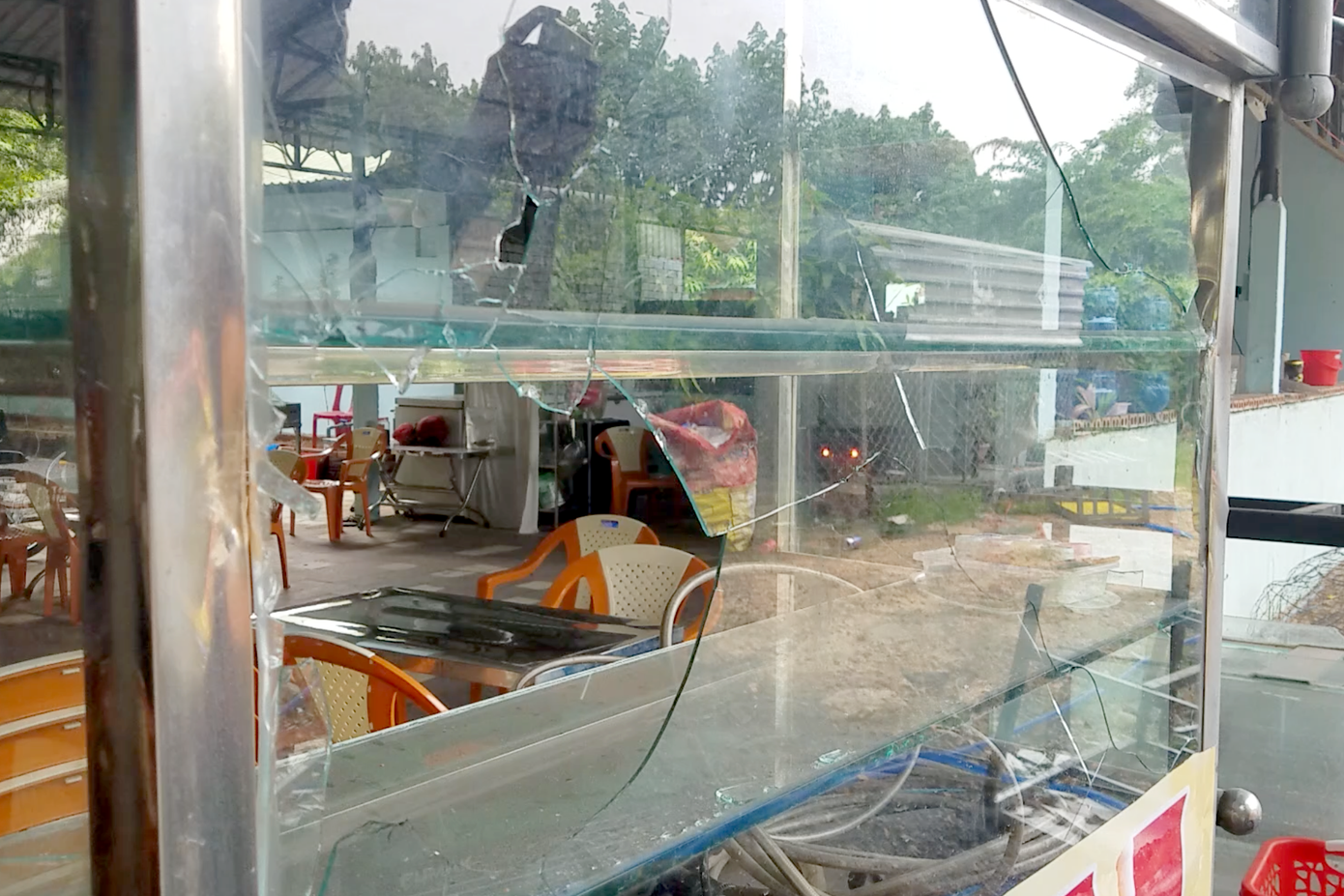 Tủ kính bị đập vỡ. Tủ kính bị đập vỡ.