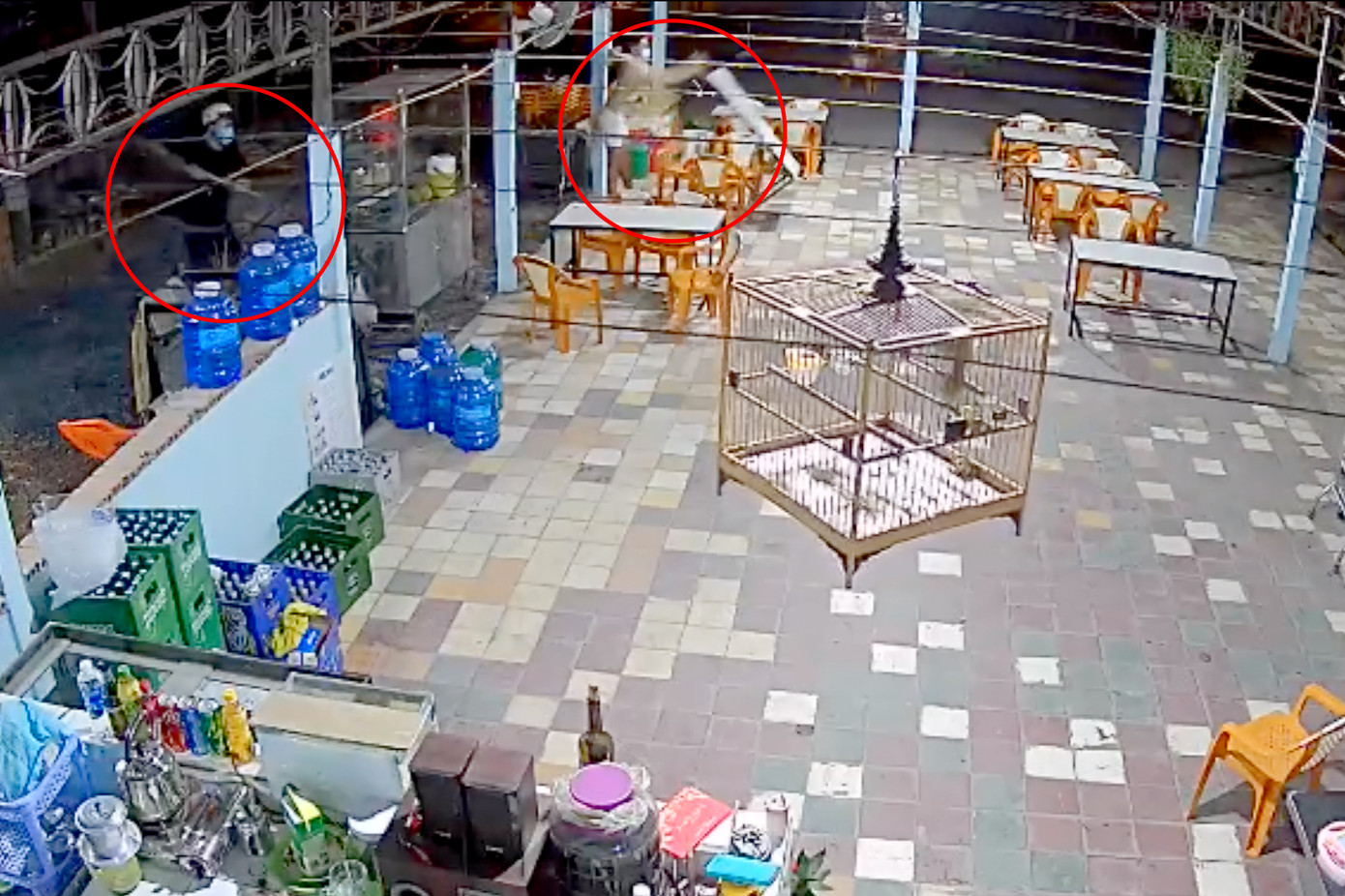 Nhóm thanh niên đập tủ kính và bàn ghế (Ảnh cắt từ clip). Nhóm thanh niên đập tủ kính và bàn ghế (Ảnh cắt từ clip).