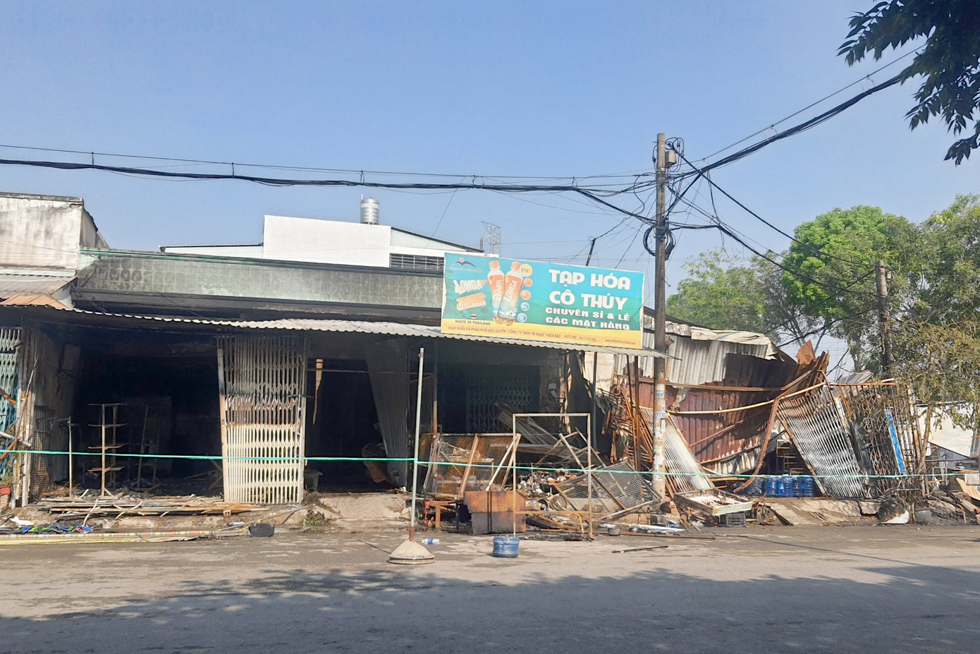 Hiện trường vụ cháy được căng dây phong tỏa. Ảnh: Minh Anh. Hiện trường vụ cháy được căng dây phong tỏa. Ảnh: Minh Anh.