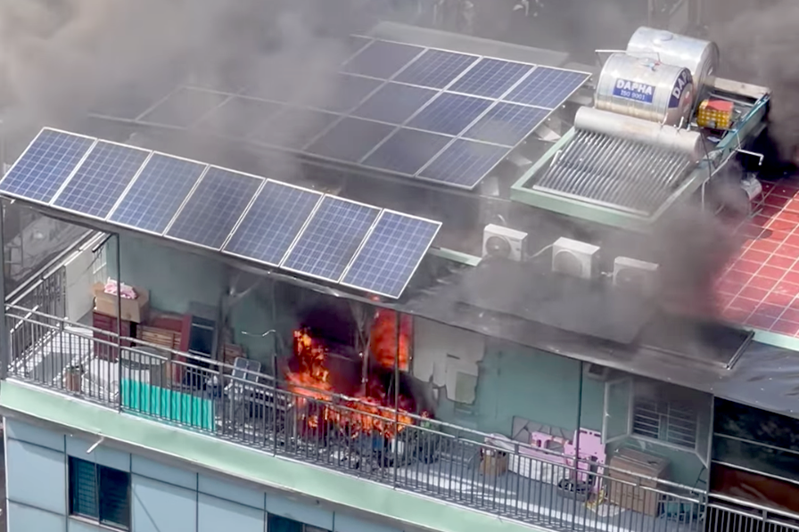 Đám cháy xuất phát từ tầng thượng của căn nhà. Ảnh: C.A. Đám cháy xuất phát từ tầng thượng của căn nhà. Ảnh: C.A.