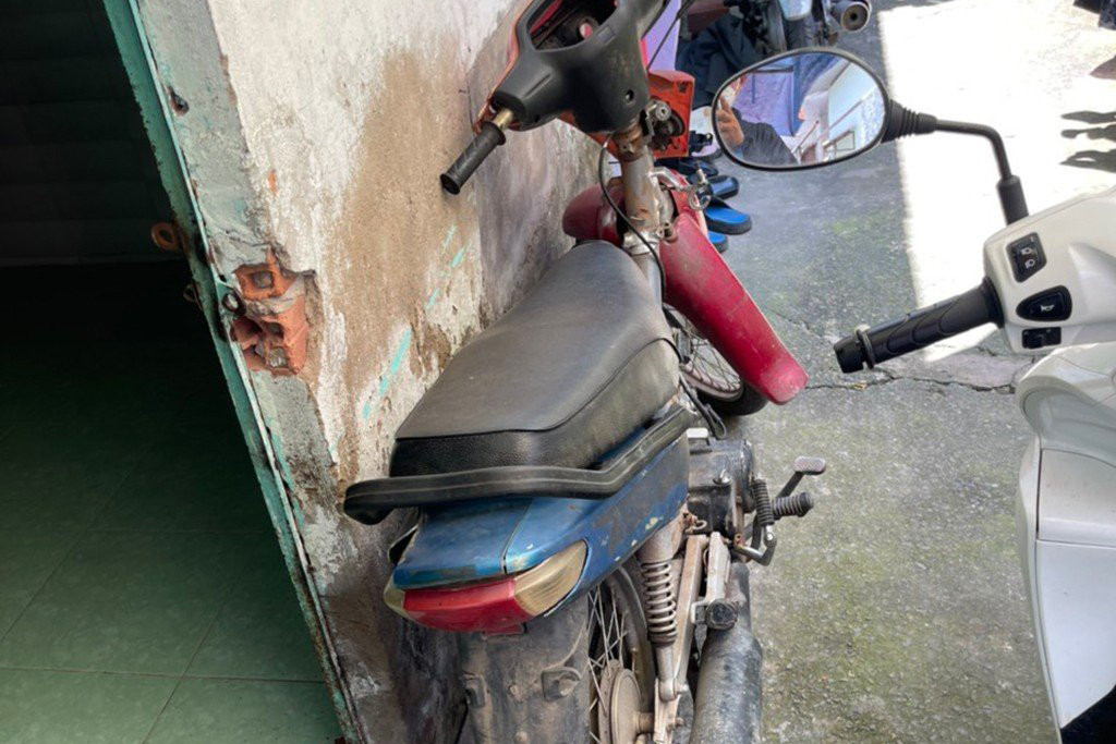 Xe máy Thịnh dùng để chở Tiếng đến nhà anh T. Xe máy Thịnh dùng để chở Tiếng đến nhà anh T.