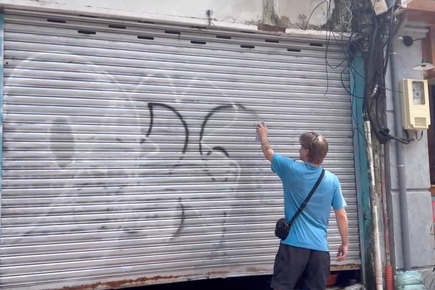 Lực lượng chức năng buộc nam du khách sơn lại cửa nhà dân. Lực lượng chức năng buộc nam du khách sơn lại cửa nhà dân.